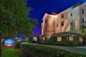 ノックスビルにあるTownePlace Suites Knoxville Cedar Bluffの夜の建物の前の看板