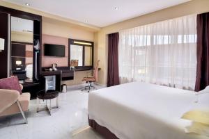 TV a/nebo společenská místnost v ubytování Protea Hotel by Marriott Kampala Skyz