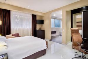 Postel nebo postele na pokoji v ubytování Protea Hotel by Marriott Kampala Skyz