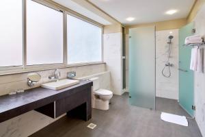 Koupelna v ubytování Protea Hotel by Marriott Kampala Skyz