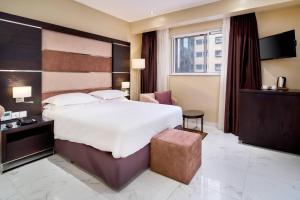 Postel nebo postele na pokoji v ubytování Protea Hotel by Marriott Kampala Skyz