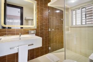 Koupelna v ubytování Protea Hotel by Marriott Kampala Skyz