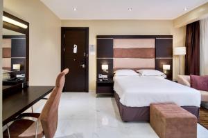 Postel nebo postele na pokoji v ubytování Protea Hotel by Marriott Kampala Skyz