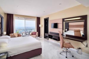 Postel nebo postele na pokoji v ubytování Protea Hotel by Marriott Kampala Skyz