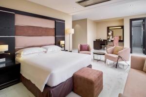 Postel nebo postele na pokoji v ubytování Protea Hotel by Marriott Kampala Skyz