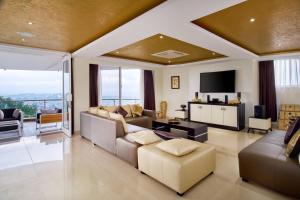TV a/nebo společenská místnost v ubytování Protea Hotel by Marriott Kampala Skyz