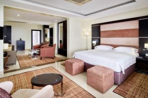 Postel nebo postele na pokoji v ubytování Protea Hotel by Marriott Kampala Skyz