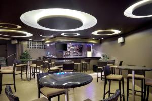 Posezení v ubytování Protea Hotel by Marriott Kampala Skyz