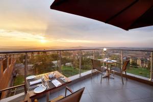 Balkón nebo terasa v ubytování Protea Hotel by Marriott Kampala Skyz