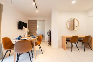 a dining room with a table and chairs and a mirror at House hotel EKODA 202 HE22 in Tokyo
