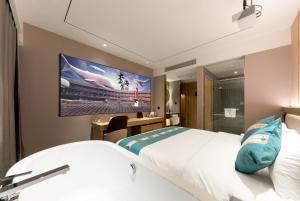 East Sacred Hotel--Very near Beijing Tiananmen Square ,the Forbidden City,The temple of heaven ,3 minutes' walk to Wangfujing subway ,Located in the center of Beijing, many shopping malls around,Free laundry service,Newly renovated hotel客房内的一张或多张床位
