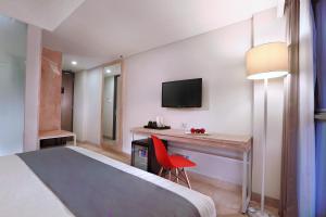 TV a/nebo společenská místnost v ubytování Hotel NEO+ Kuta Legian by ASTON