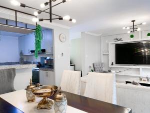 TV a/nebo společenská místnost v ubytování 3 Bedrooms, Private Pool, Parking, Security