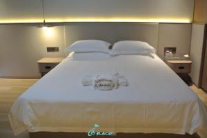 Grace Hotel客房内的一张或多张床位