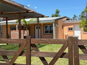 a wooden fence in front of a house at Tu lugar de Descanso II in Federación