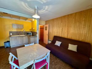 un soggiorno con un divano e un tavolo di T2 fonctionnel Les Angles - 4 pers, Parking, Ski proche - FR-1-758-36 a Les Angles