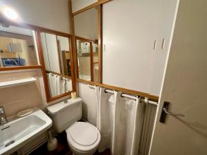 bagno con servizi igienici, lavandino e specchio di T2 fonctionnel Les Angles - 4 pers, Parking, Ski proche - FR-1-758-36 a Les Angles Altre 6 foto