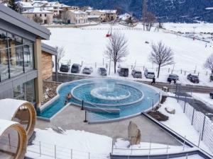 un resort con una fontana nella neve di T2 fonctionnel Les Angles - 4 pers, Parking, Ski proche - FR-1-758-36 a Les Angles