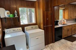 Una cocina con electrodomésticos blancos y gabinetes de madera. en Spacious Tahoe Hot Tub and Beach, en Kings Beach 15 fotos más