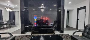 TV a/nebo společenská místnost v ubytování Shanis Luxurious Home