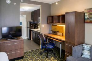 Habitación pequeña con escritorio y cocina. en TownePlace Suites by Marriott Oxford, en Oxford