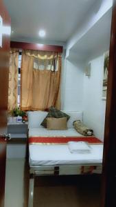 Un pat sau paturi într-o cameră la Cynthia's Inn