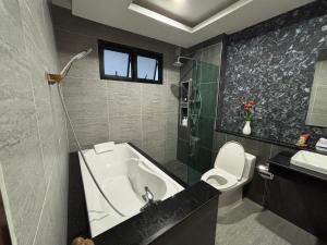 Koupelna v ubytování Jazzy Pool Villa Hatyai + 9 fotografií