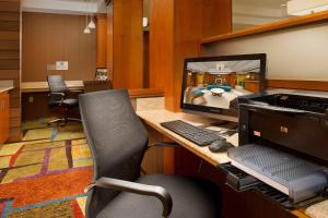 TV a/nebo společenská místnost v ubytování Fairfield Inn & Suites by Marriott Waco North