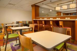 Restaurace v ubytování Fairfield Inn & Suites by Marriott Waco North