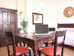 een eettafel met een laptop erop bij Residenza Locci - Rooms & Apartments in Teulada