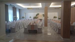 Posedenie v ubytovaní Hotel i Restauracja „KRISTAL”