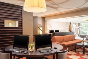 TV a/nebo společenská místnost v ubytování Sheraton Bratislava Hotel