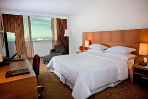 Postel nebo postele na pokoji v ubytování Sheraton Vitoria