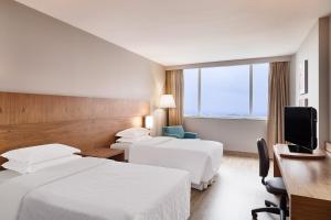 Postel nebo postele na pokoji v ubytování Sheraton Vitoria