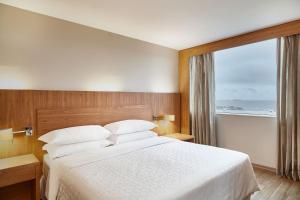 Postel nebo postele na pokoji v ubytování Sheraton Vitoria