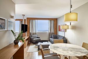 TV a/nebo společenská místnost v ubytování Sheraton Vitoria