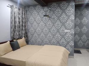 Postel nebo postele na pokoji v ubytování Radhika Hotel