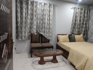 Postel nebo postele na pokoji v ubytování Radhika Hotel
