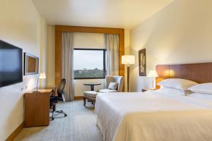 Кровать или кровати в номере Sheraton Asuncion Hotel