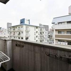 desde un balcón con vistas al perfil urbano en Alzate Uemachi 601 アルザーテ上町 601, en Osaka