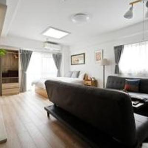 una sala de estar con una cama y un sofá en Alzate Uemachi 601 アルザーテ上町 601, en Osaka
