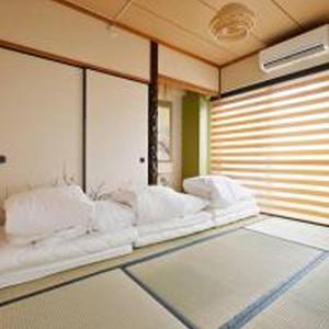 una habitación con almohadas blancas sentadas en un sofá en Alzate Uemachi 601 アルザーテ上町 601, en Osaka