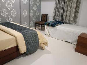 Postel nebo postele na pokoji v ubytování Radhika Hotel