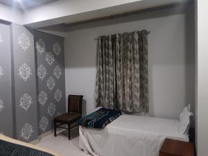 Postel nebo postele na pokoji v ubytování Radhika Hotel