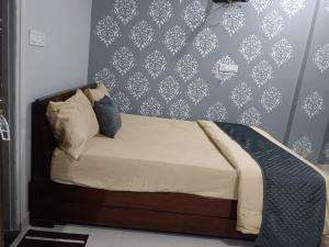 Postel nebo postele na pokoji v ubytování Radhika Hotel