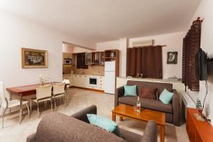 Зона вітальні в Villa Akros and Suites