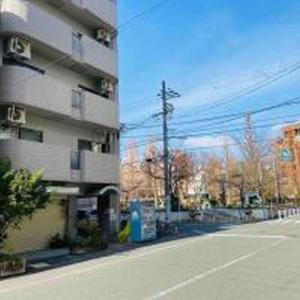 une rue vide à côté d'un immeuble dans l'établissement Alzate Uemachi 301 アルザーテ上町 301, à Osaka