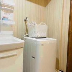 - un réfrigérateur blanc avec un panier dans l'établissement Alzate Uemachi 301 アルザーテ上町 301, à Osaka 35 autres photos