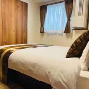 une chambre avec un lit blanc avec une fenêtre dans l'établissement Alzate Uemachi 301 アルザーテ上町 301, à Osaka