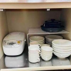 une étagère avec des assiettes et des bols et un grille-pain dans l'établissement Alzate Uemachi 301 アルザーテ上町 301, à Osaka